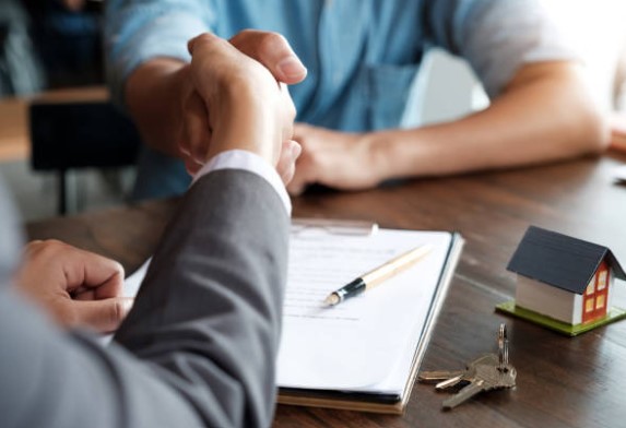 Work with a successful real estate agent in Robindale.